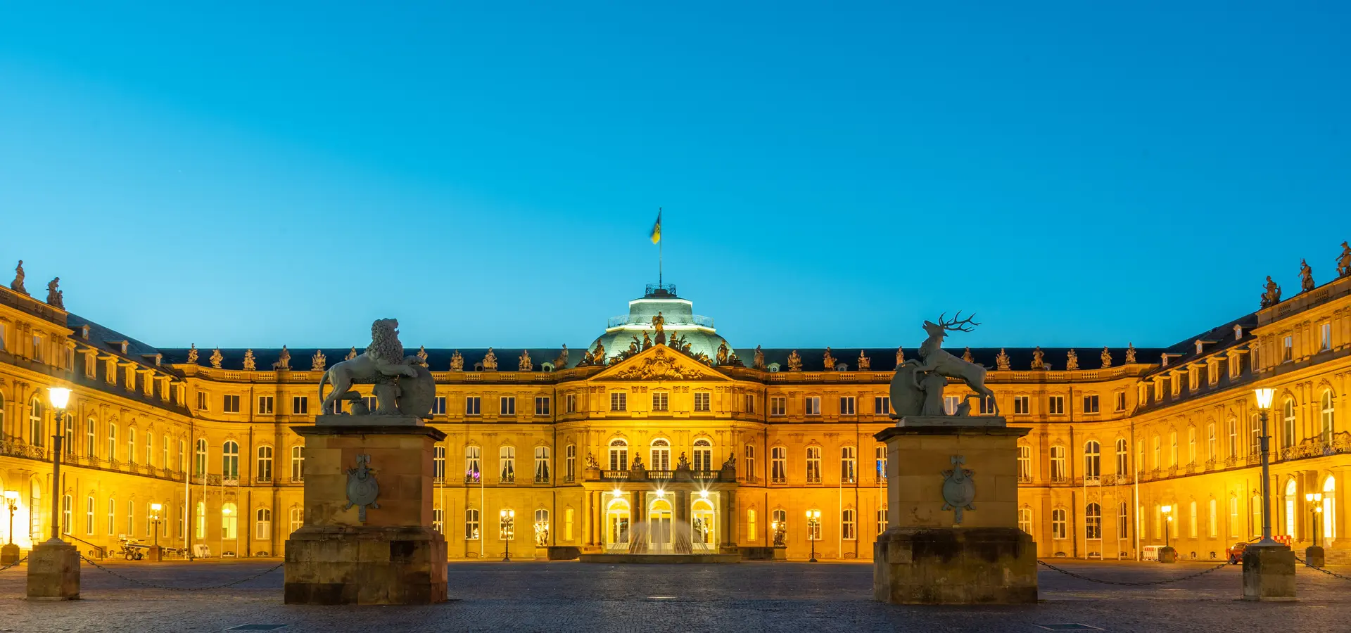 Neues Schloss am Schlossplatz in Stuttgart am Abend